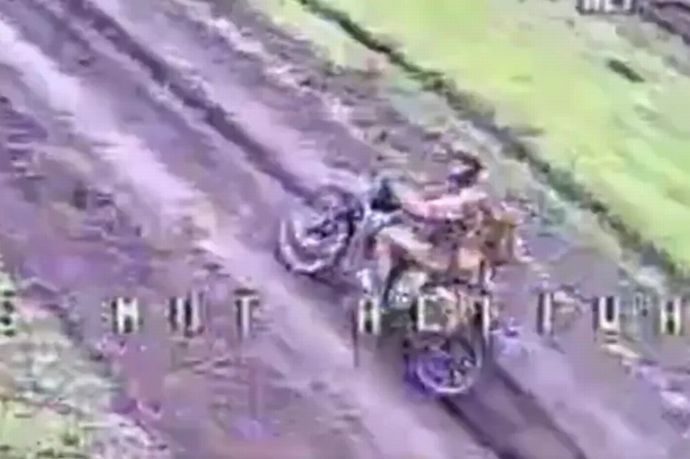 「突っ走れ、さもなくば死」ロシア軍バイク兵のサバイバルマニュアル！