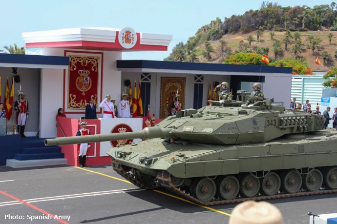 スペイン国軍の日にを祝いパレードを披露…誇りをもって国王の前で行進！
