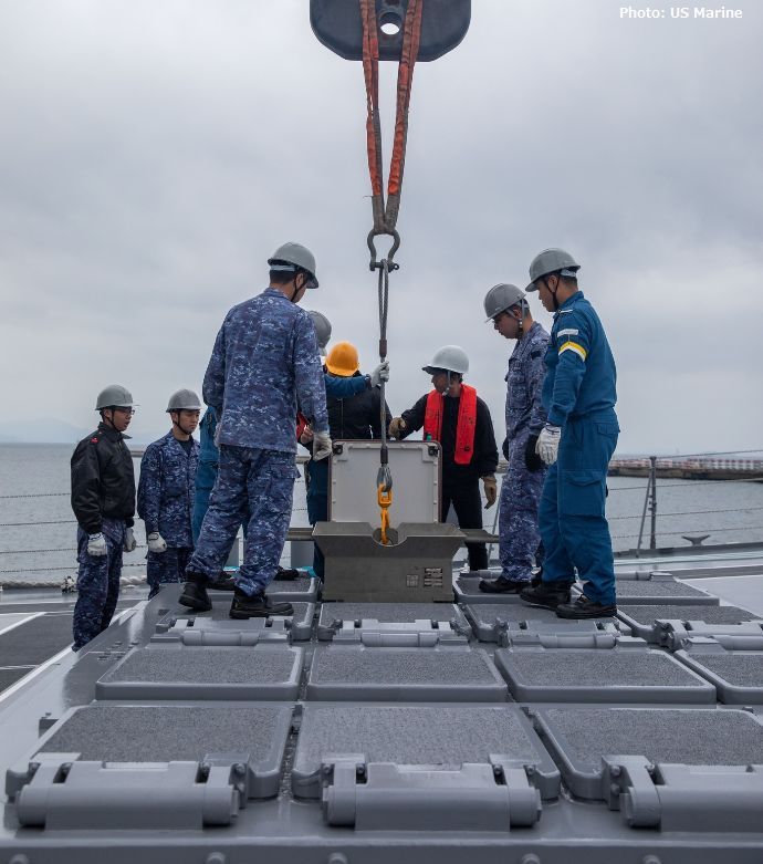 米軍岩国基地で護衛艦「いなずま」へのミサイル搭載訓練を日米共同で実施！
