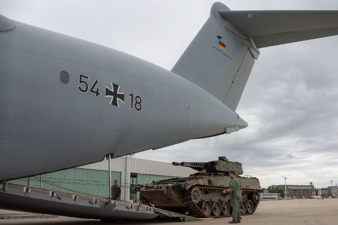 ドイツ空軍、A400M輸送機をプーマ歩兵戦闘車を搭載し前線に輸送するテストを実施！