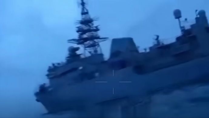 無人高速艇がロシア軍艦船に突進、砲撃で迎撃され大爆発…偵察艦が損傷との情報も！
