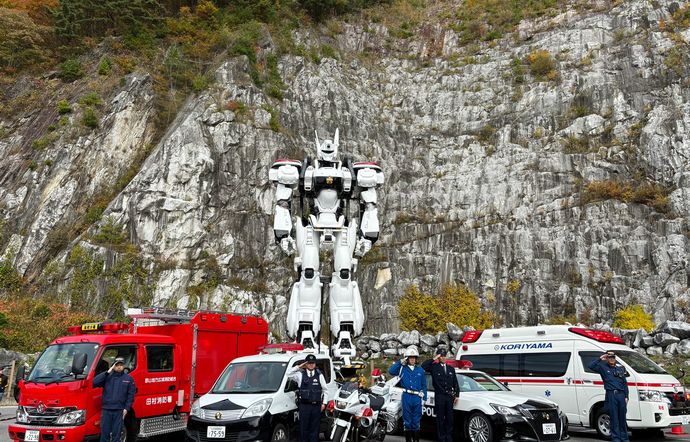あぶくま洞にパトレイバーが緊急出動…実物大「98式AVイングラム」が立ち上がる！