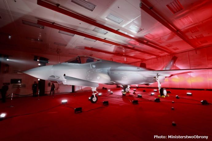 ポーランドが購入したF-35ステルス戦闘機初号機の受領式典が米国で開催！