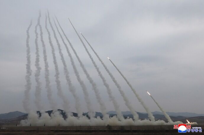 北朝鮮、多連装ロケット砲12発を連射し、364キロ先の日本海の島に命中と主張！