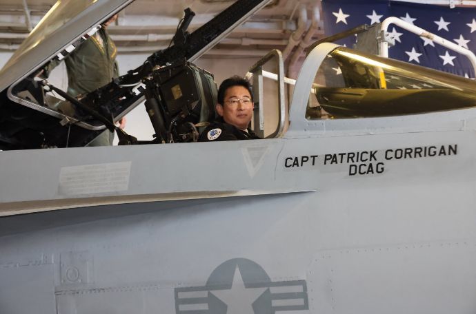 岸田首相、米海軍原子力空母「ロナルド・レーガン」を視察…戦闘機の操縦席に座る！