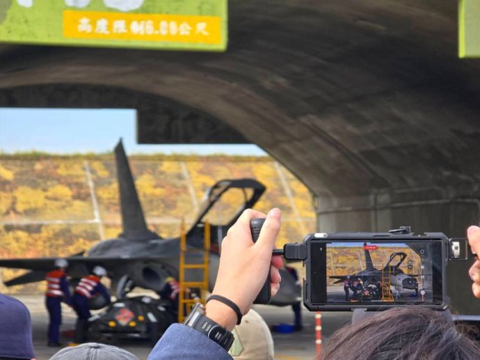中華民国空軍、F-CK-1戦闘機での緊急発進訓練を報道陣に公開！　