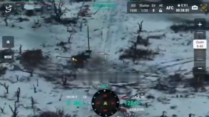 M2ブラッドレー歩兵戦闘車とT-90戦車が一騎打ち…クリシチフカ近郊！