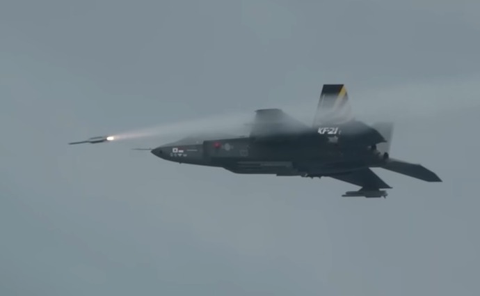 韓国初の超音速戦闘機「KF21 ポラメ」、短距離空対空ミサイルAIM2000の分離試験に成功！