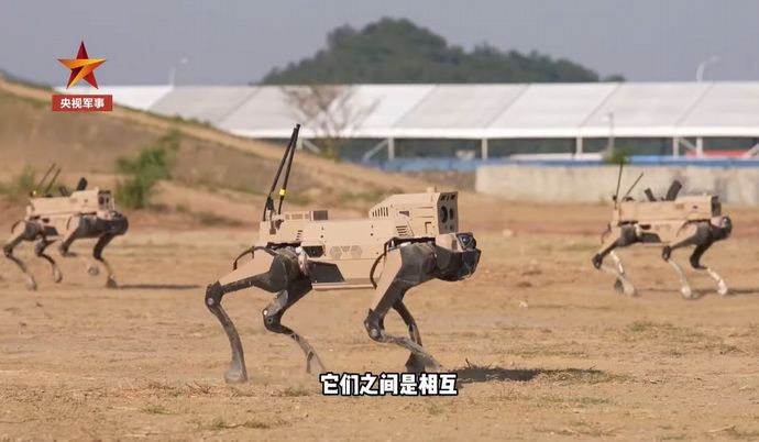 中国独自開発の「ロボットウルフ」部隊が初のお目見え…ライフル搭載も可能！