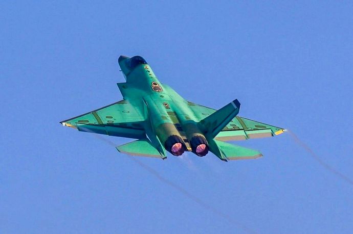 中国海軍の新型ステルス戦闘機「J-35」飛んでいる姿がついに公開される…量産間近アピール？！