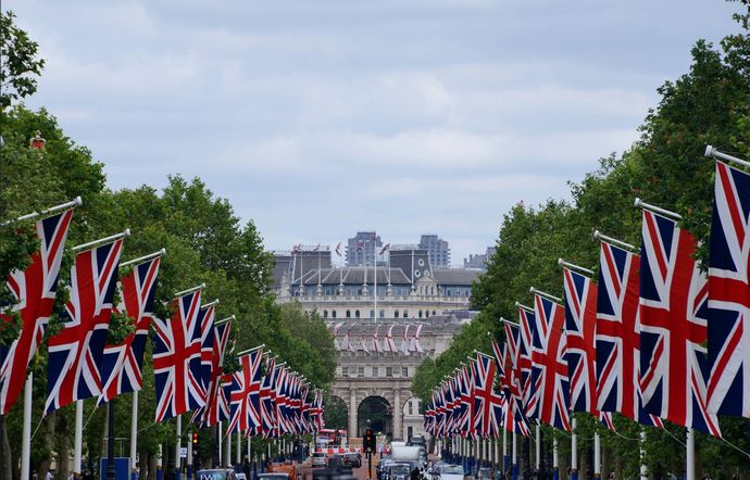 英国で広がる「国旗掲揚運動」、反移民気運を反映と警戒する声も！