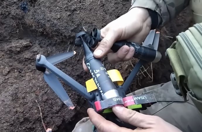 ロシア兵が焚き火をしてウクライナ軍ドローンに発見されて攻撃を受ける動画が拡散…ろくな訓練を受けていない徴集兵！