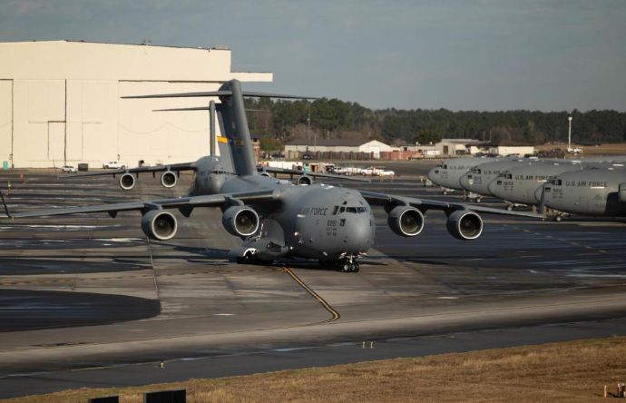 米空軍のC-17グローブマスターIII長距離輸送機24機がフライオーバーのためタキシング
