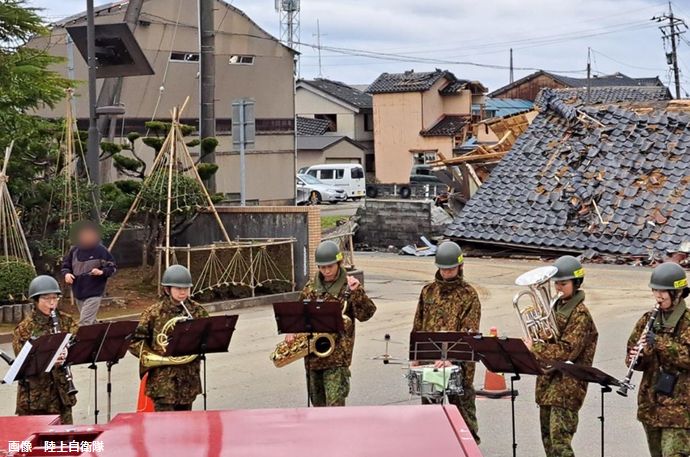 自衛隊音楽隊の慰問演奏、中島みゆきさん「糸」で涙誘う…穴水町の避難所「グッときた」！