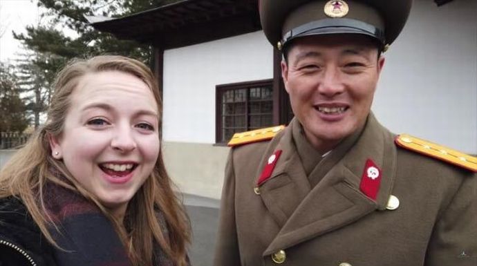DMZで笑顔の北朝鮮軍兵士と記念撮影…英国人女性ユーチューバー「体制宣伝ではない」！