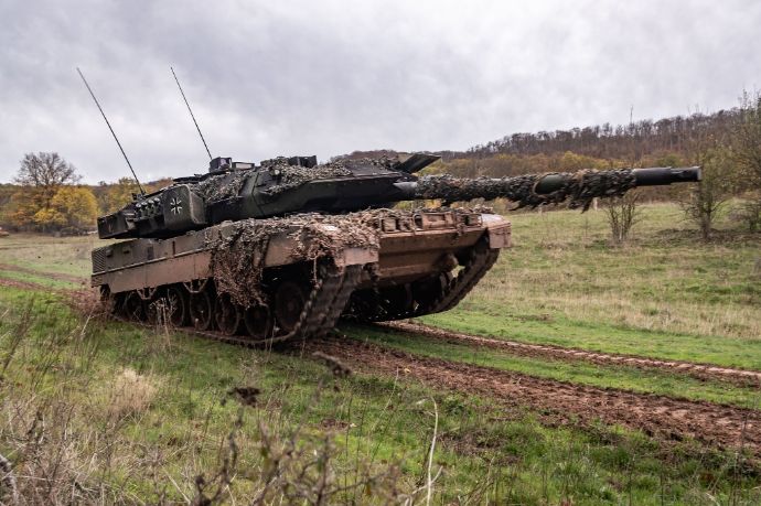 レオパルド2戦車の装填手と砲手が、初めて「実弾」を撃つときが来た！