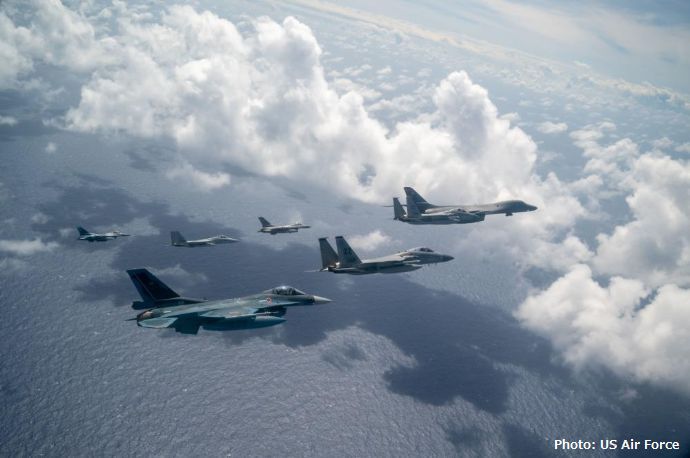 グアム付近を日米機が編隊飛行…空自F-15・F-2、米空軍B-1B・F-15・F-16が参加！