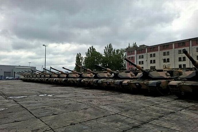 オーストラリアが供与した49両のM1A1エイブラムズ戦車がウクライナに到着！