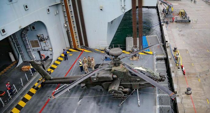Apache-HMS-Queen-Elizabeth-aircraft-lift-2