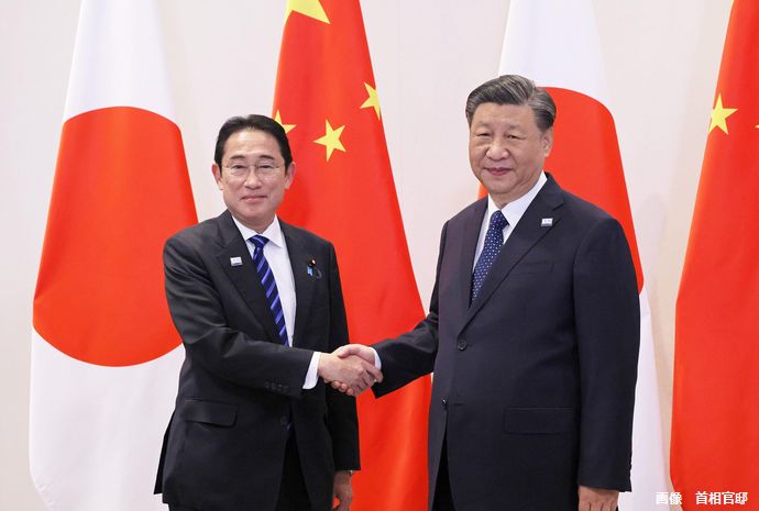 岸田首相、尖閣周辺の中国設置のブイ「撤去も含め検討」…前日は協議と答弁！
