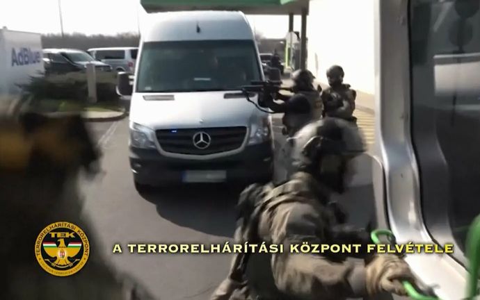 ウクライナ国営銀の現金輸送車2台をハンガリー当局が押収…約126億円の現金のほか9キロの金を積む！