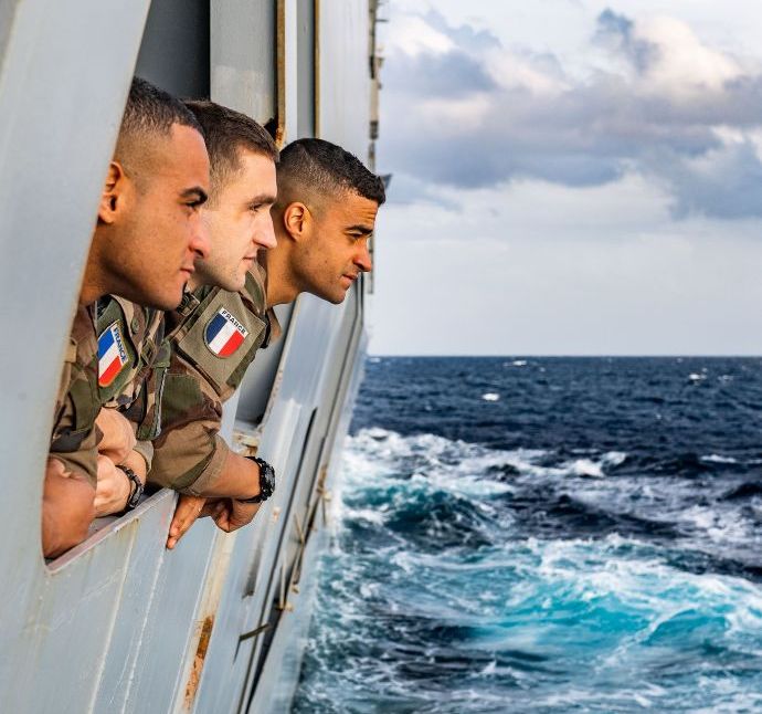 フランス海軍の強襲揚陸艦「ミストラル」乗艦の海兵隊員は同盟各国と防衛活動に協力する日々！