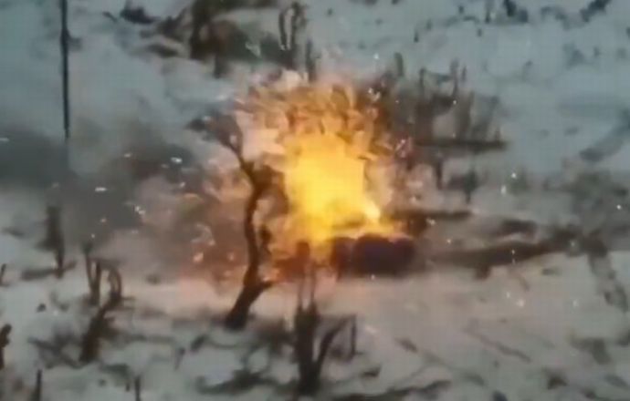 M2がT-90Mを蜂の巣に…25mm機関砲では追加装甲すら貫けず、光学系を破壊しただけ！
