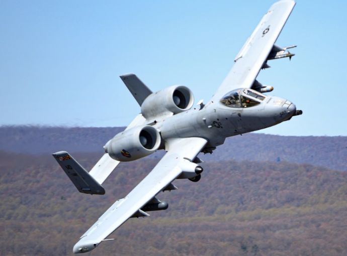 米空軍A10CサンダーボルトIIと米海兵隊のKC130J空中給油機が空対地射撃場で訓練！