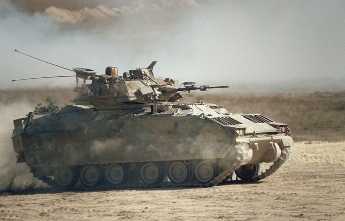 正規軍相手にブラッドレー歩兵戦闘車がどう活躍するか楽しみ…意外と使い勝手が良いのか！