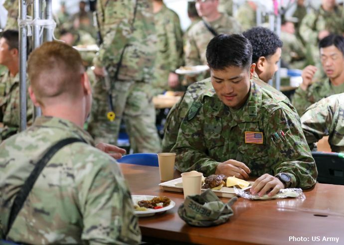 陸上自衛隊と米陸軍の隊員は、共に食事し交流…実動訓練「オリエント・シールド23」！