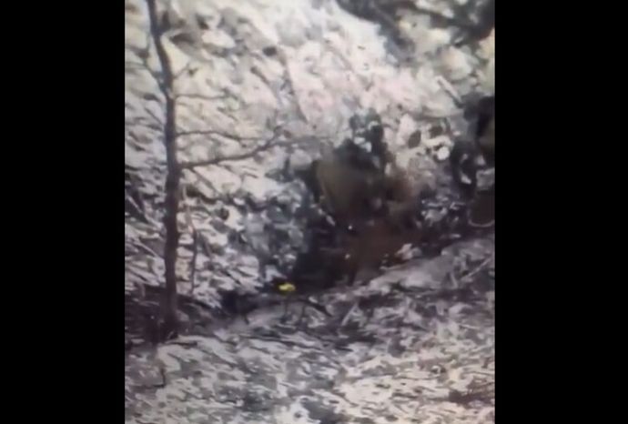 ウクライナ自爆ドローンを相手に「シャベル1本」で立ち向かうロシア兵の映像が注目集める！