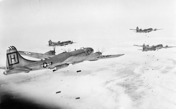 B-29s_98th_BGM_attacking_target_in_Korea_1951