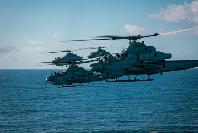 カリブ海のプエルトリコ沖で米海兵隊のAH-1Z「バイパー」とUH-1Y「ヴェノム」ヘリがパトロール飛行！