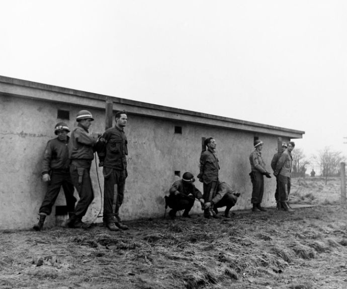 バルジの戦いの最中、グライフ作戦の一環として米軍ユニフォームを着用して捕らえられたドイツ人工作員！