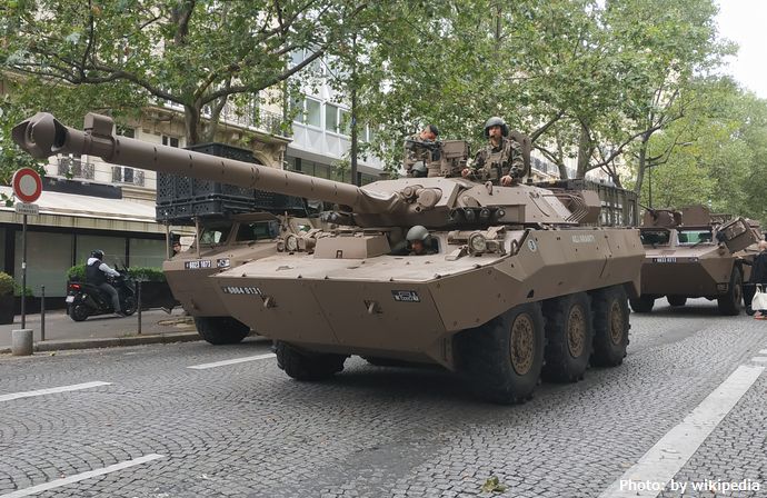 フランスが提供する装輪装甲車AMX-10RC、訓練を終えた兵士と共にウクライナへ向けて出発！