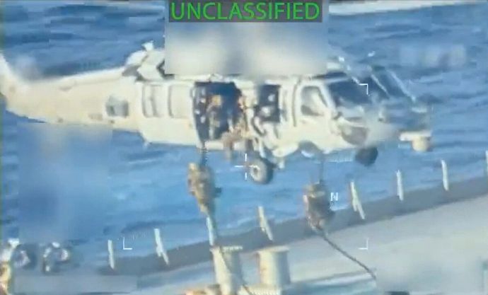 米軍がベネズエラ沖で石油タンカーを拿捕…ヘリから隊員が懸垂下降！