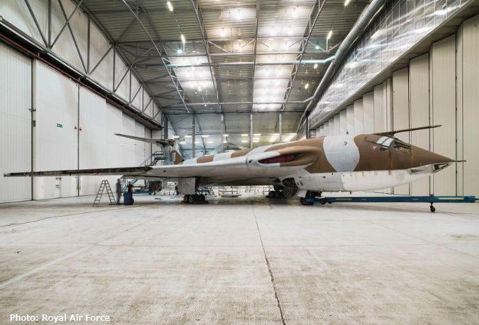 イギリス空軍で活躍した戦略爆撃機「ハンドレページ ヴィクターB」の最後の保存機体、一般公開に向け準備中！