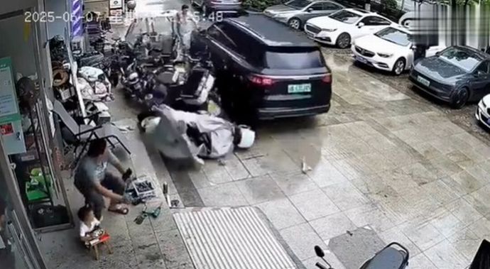 ファーウェイの無人運転車が不具合で制御不能に…多くの物体や車両に衝突！