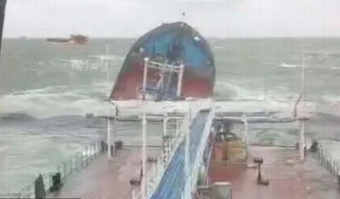 クリミア半島沖でロシアのタンカー2隻が座礁、乗組員1人が死亡…周辺海域に重油が流出！