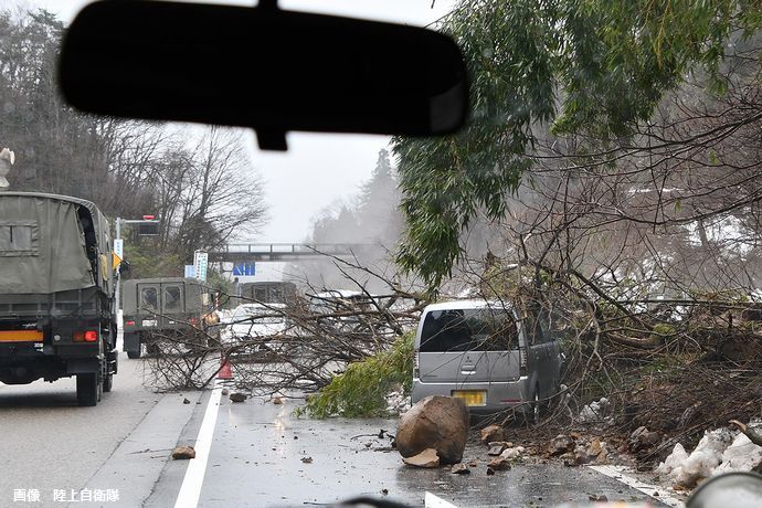 被災地への輸送ルートに一般車両が殺到し深刻な渋滞、個人ボランティアか…自衛隊など緊急車両に影響！