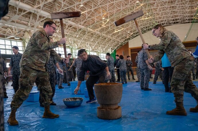 三沢基地で空自第3航空団主催の餅つき大会が開催…日米の強い友好関係と協力を強調！