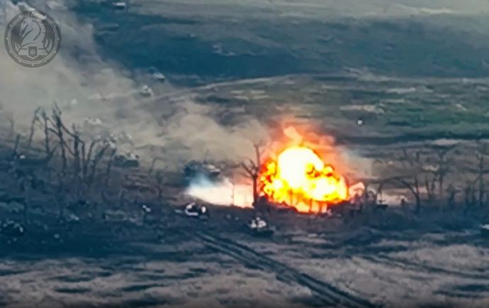 ウクライナ軍第47旅団がアヴディーウカ北側面でロシア軍装甲部隊を撃破する映画みたいな動画！