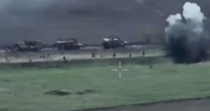ロシア軍装甲車両部隊がわかりきったルートで舗装道路を突撃、地雷除去装備不足でドローンと大砲の餌食に！