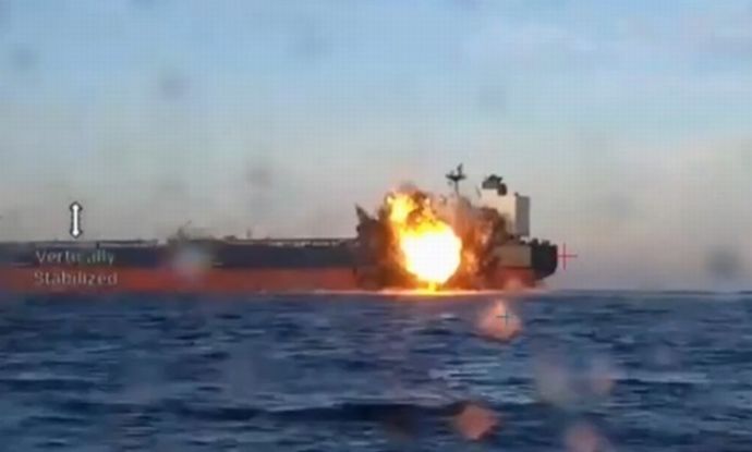 ウクライナ軍の海上ドローンが、ロシアの「影の船団」2隻を攻撃…1隻炎上し航行不能！