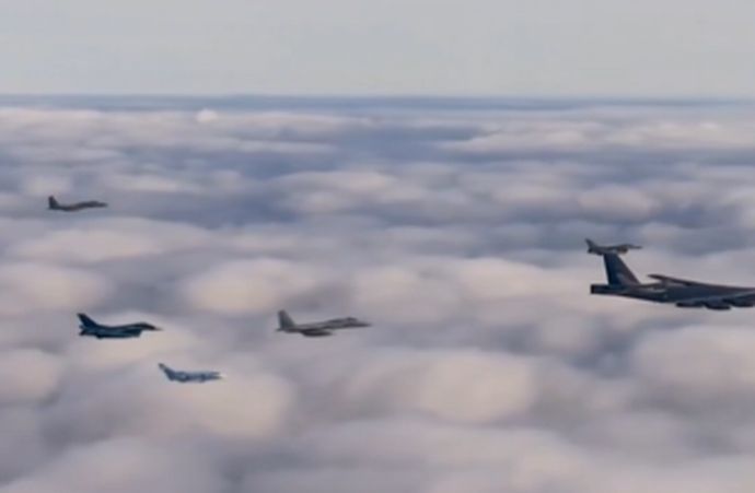 米軍のB-52爆撃機と空自F-35・F-15戦闘機が日本海上空で並んで飛行する様子がこちら！