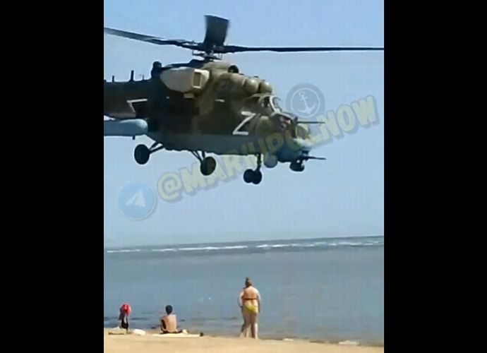ロシア軍攻撃ヘリが超低空飛行でマリウポリ方面へ…ビーチでくつろぐ人々もびっくり！