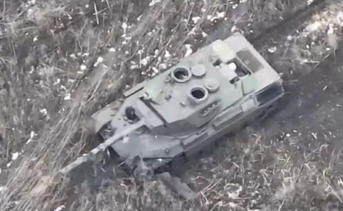 ウクライナ軍のレオパルド1A5戦車の初損失を確認、ロシア軍の砲撃で放棄…クピャンスク近郊！