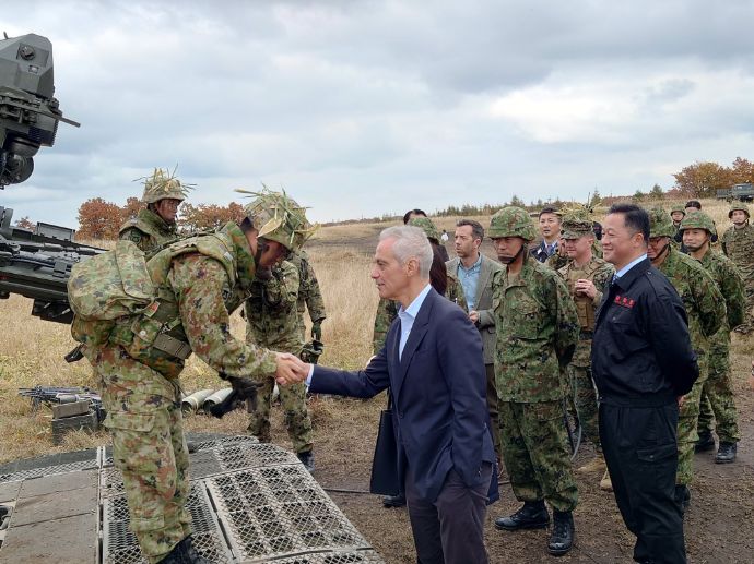 エマニュエル駐日米国大使、日米共同訓練「レゾリュート・ドラゴン23」における射撃訓練を視察！