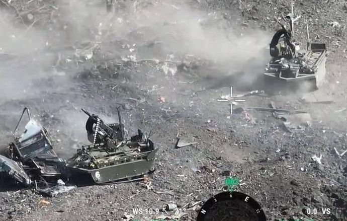 無人機同士の戦闘…ロシア軍のロボット戦闘車「AGS-17」をドローンで破壊！