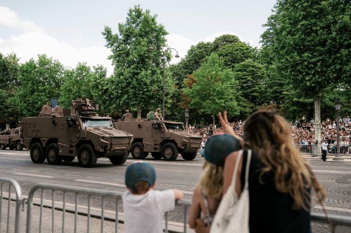 フランス首都パリで革命記念日を祝う大規模な軍事パレードが開催！